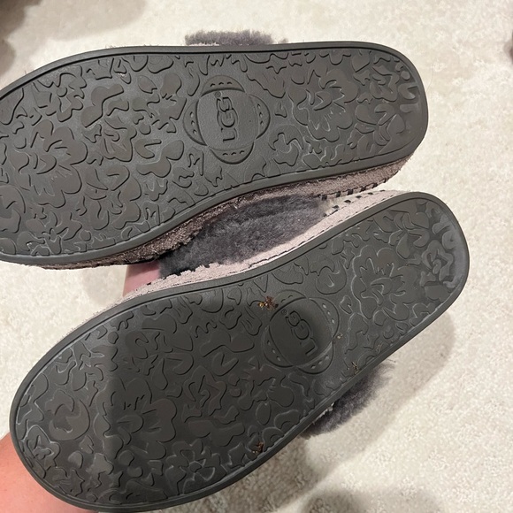 UGG SLIPPERS - Picture 2 of 6